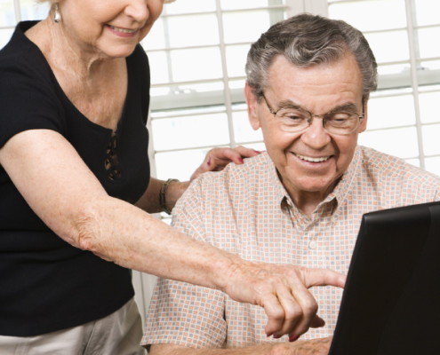 older-couple-with-laptop