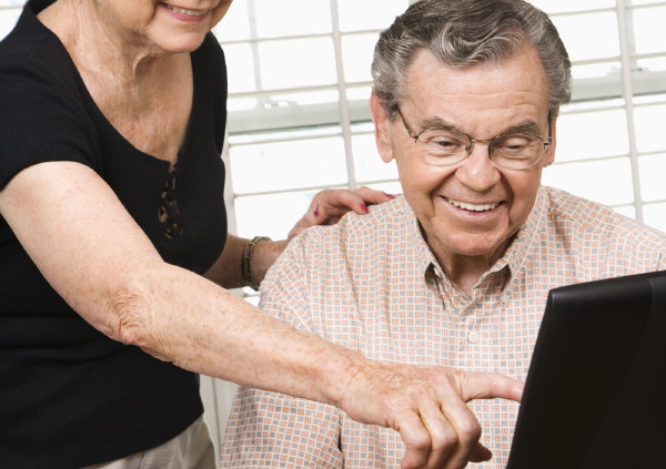 older-couple-with-laptop